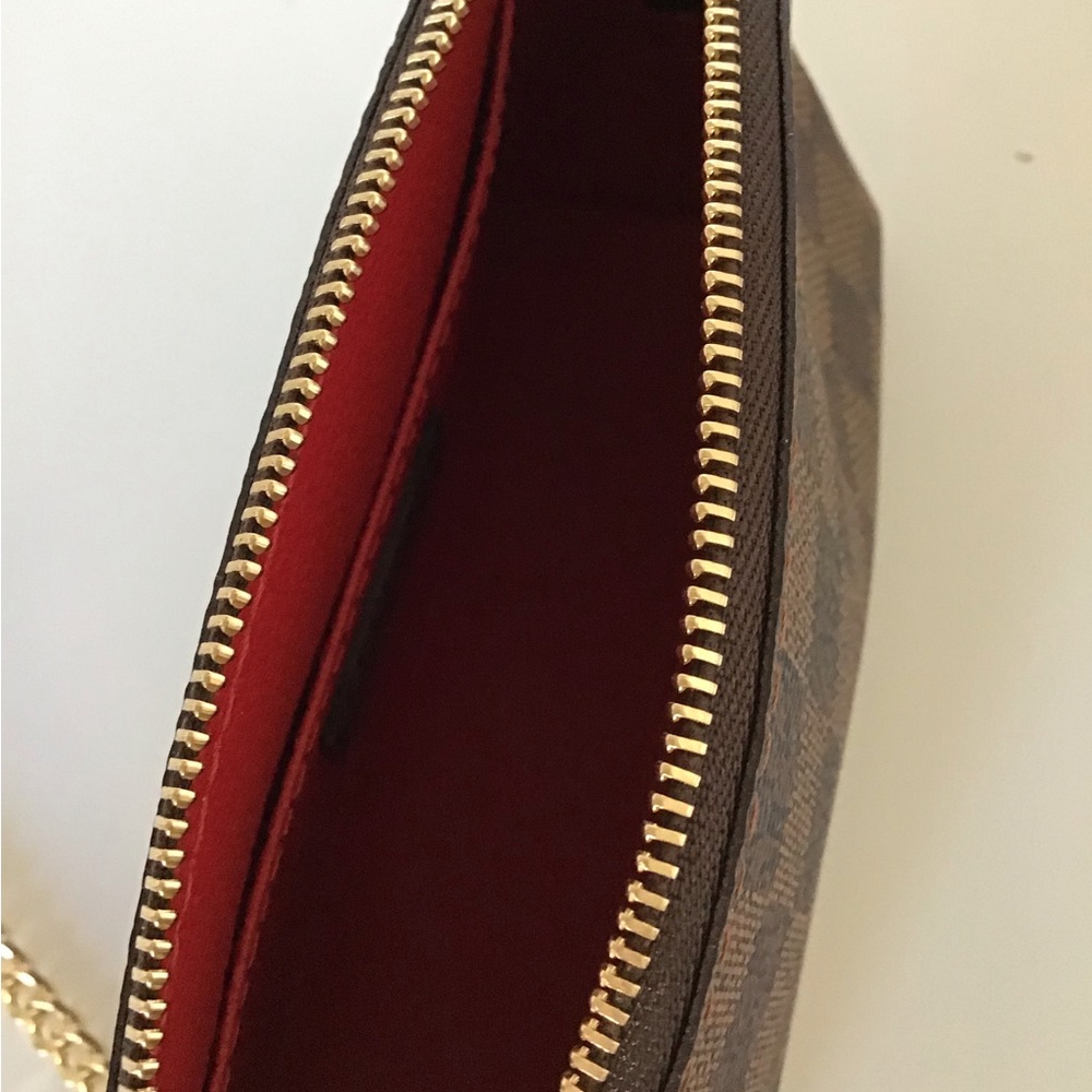 Louis Vuitton cosmetic bag with added chain. - Picture 7 of 8